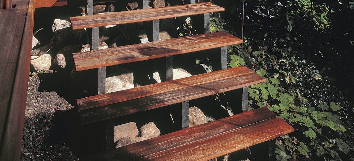 Bygga trappa utomhus: Snygg och enkel utetrappa till altanen Bygga trappa utomhus: Snygg och enkel utetrappa till altanen